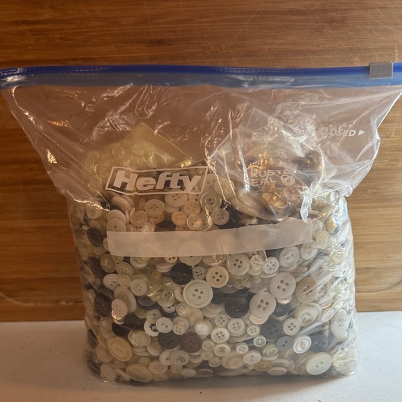 6,168 Button Bundle Assorted - Picture 13 of 13